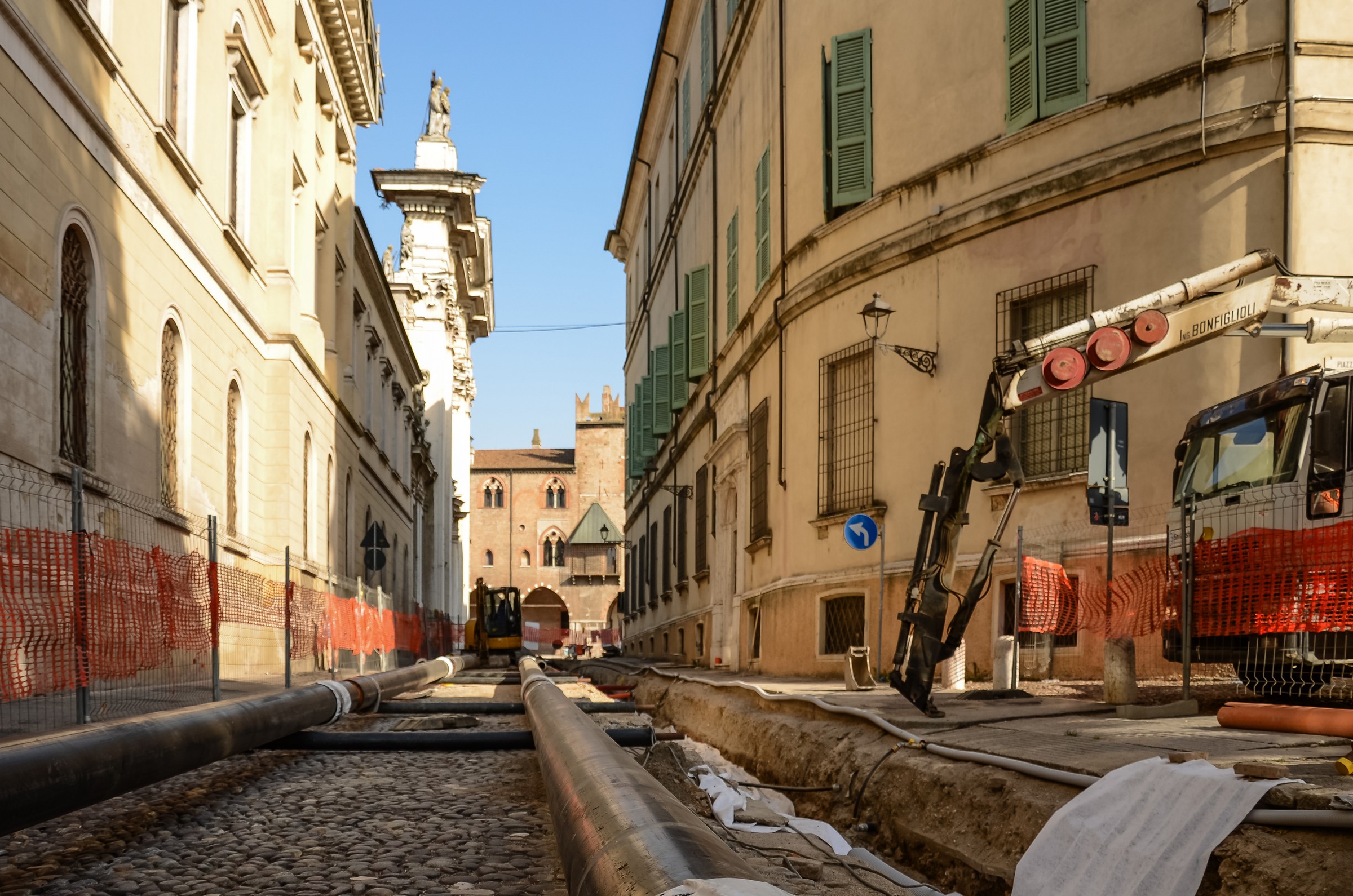 Cantiere di teleriscaldamento in via Cairoli a Mantova