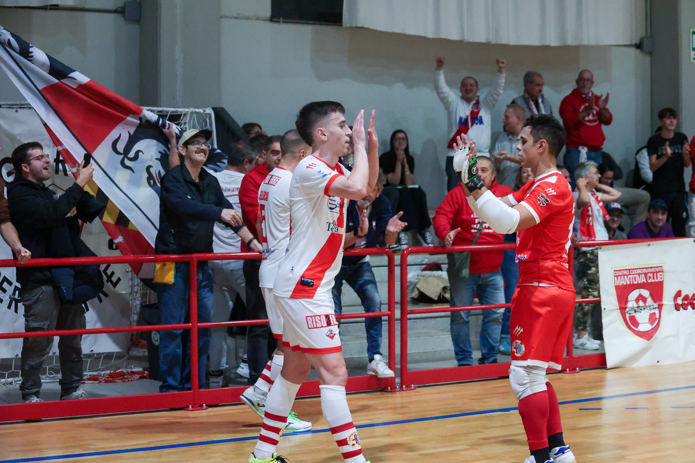 SPORT CALCIO 5 Saviatesta Mantova - Olympia Rovereto CAMPIONATO 2024/25, SERIE A2 ELITE GIR. A NELLA FOTO: GONCALVES MISAEL (Saviatesta Mantova) e MIRCO CASASSA (Saviatesta Mantova) festeggiano il 2-0